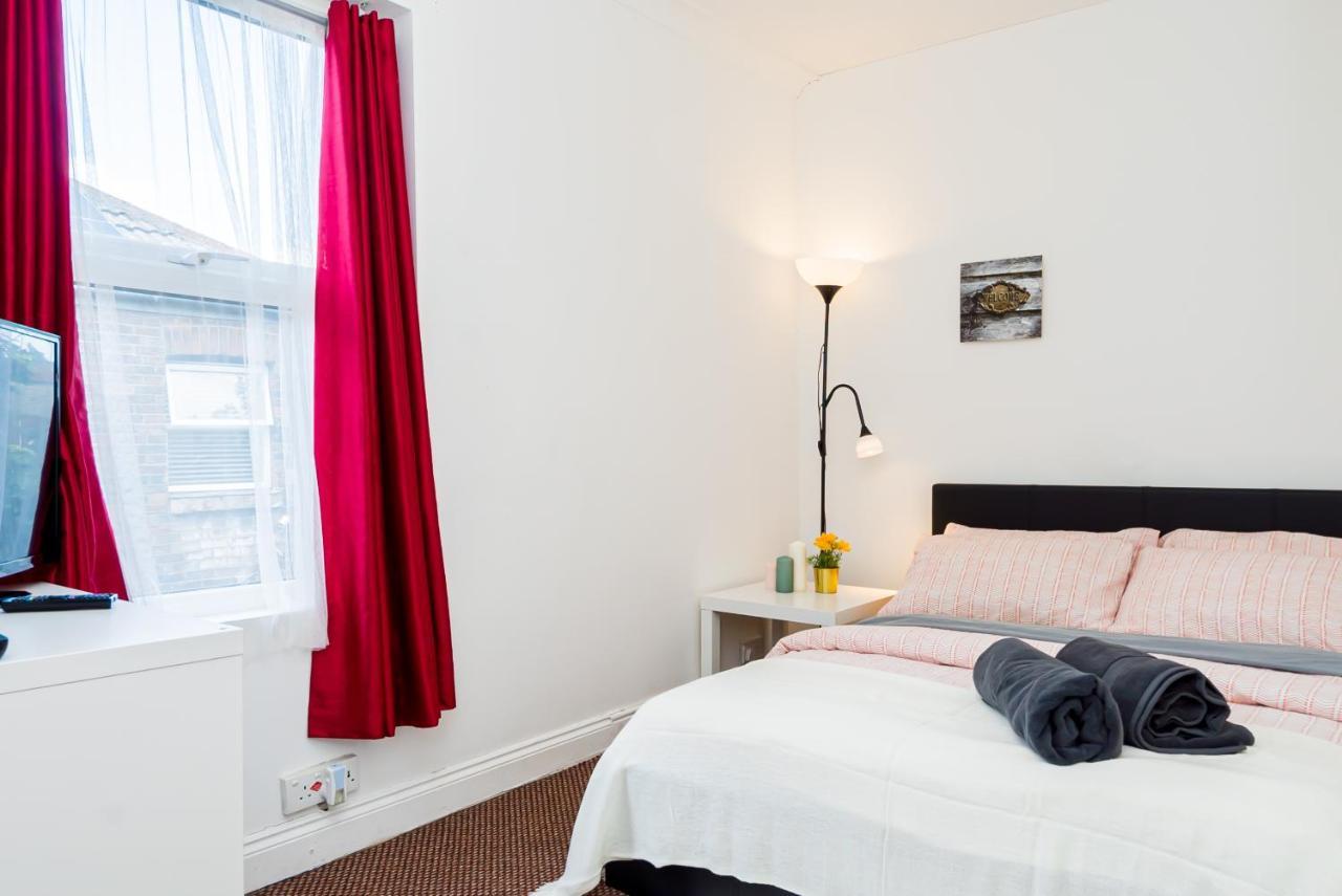 Guest house Shirley House: Self-catering Haven Near